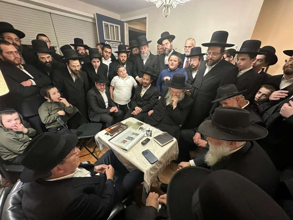 הרה"צ רבי נחמיה אלתר בניחום אבלים אצל ר' שלמה ורדיגר