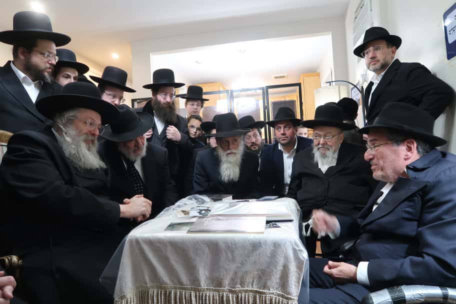 הרה"צ רבי נחמיה אלתר בניחום אבלים אצל ר' שלמה ורדיגר