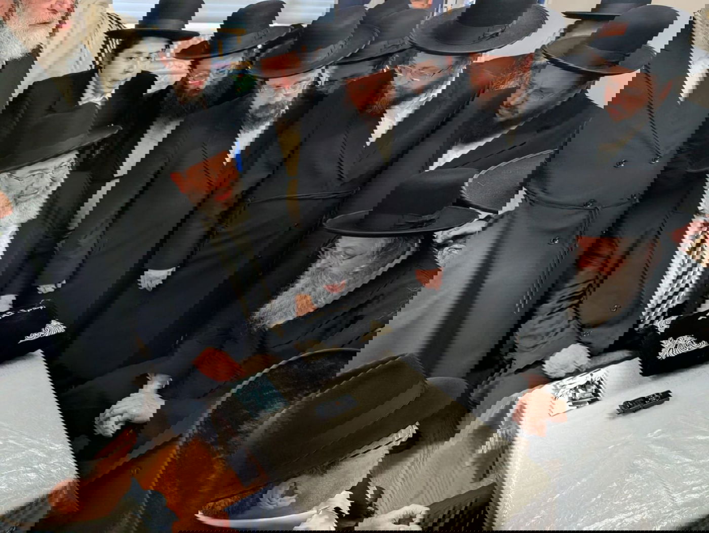 הרה"צ רבי נחמיה אלתר בניחום אבלים אצל ר' שלמה ורדיגר