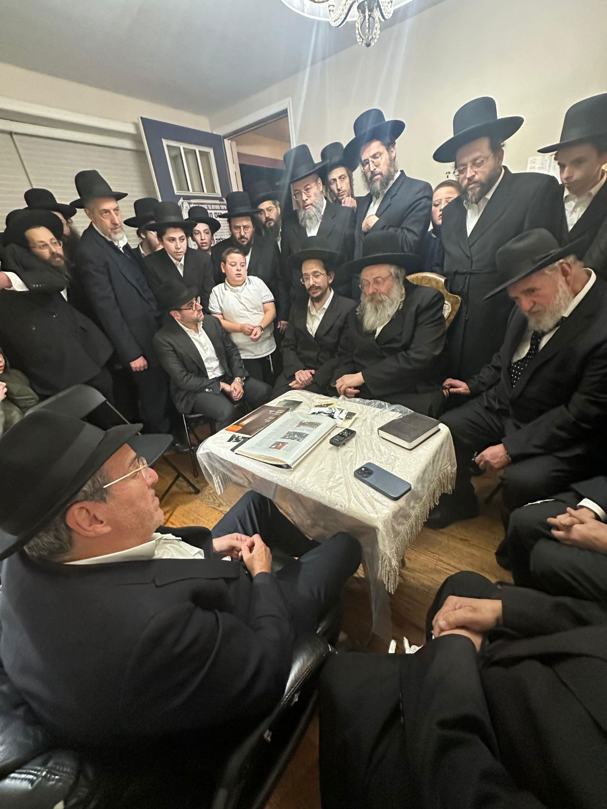 הרה"צ רבי נחמיה אלתר בניחום אבלים אצל ר' שלמה ורדיגר