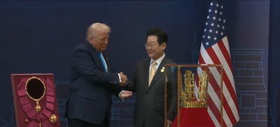 טראמפ קיבל כתר זהב מנשיא דרום קוריאה והגיב: "אני רוצה ללבוש את זה עכשיו" 