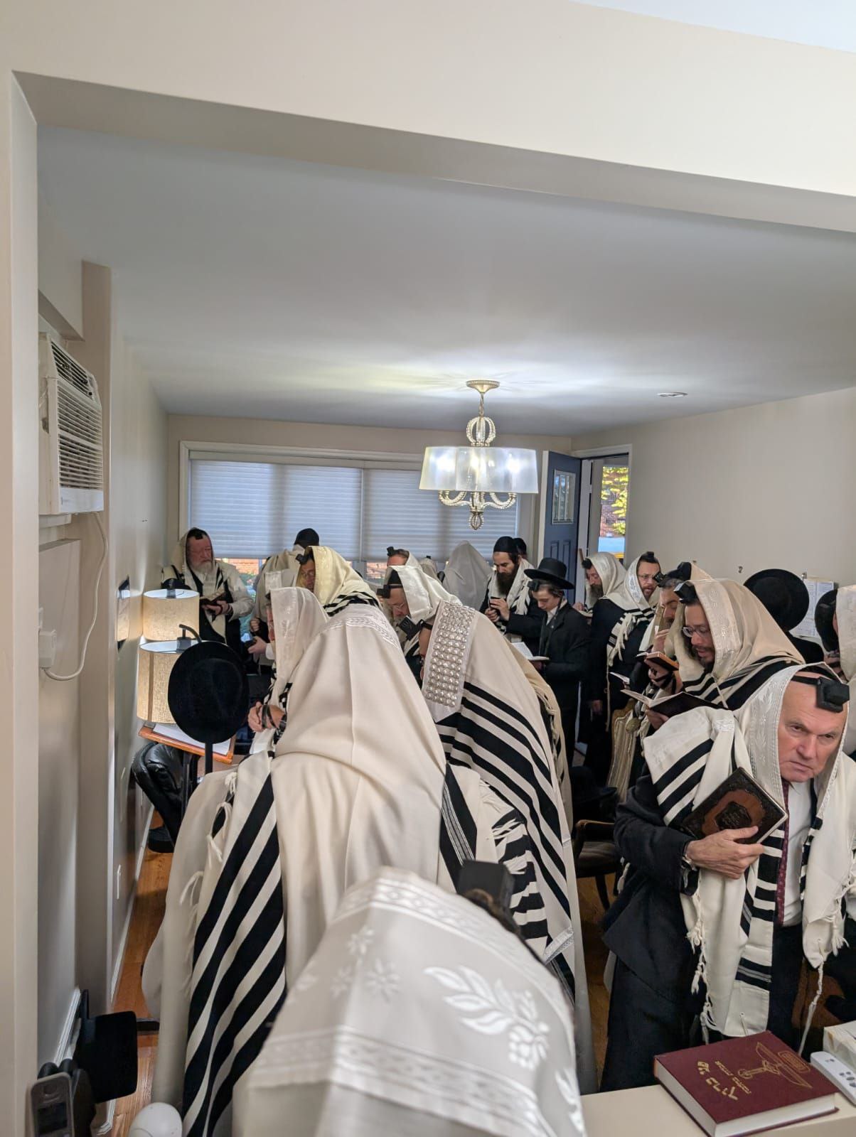 הרה"צ רבי נחמיה אלתר בתפילת שחרית בבית האבלים