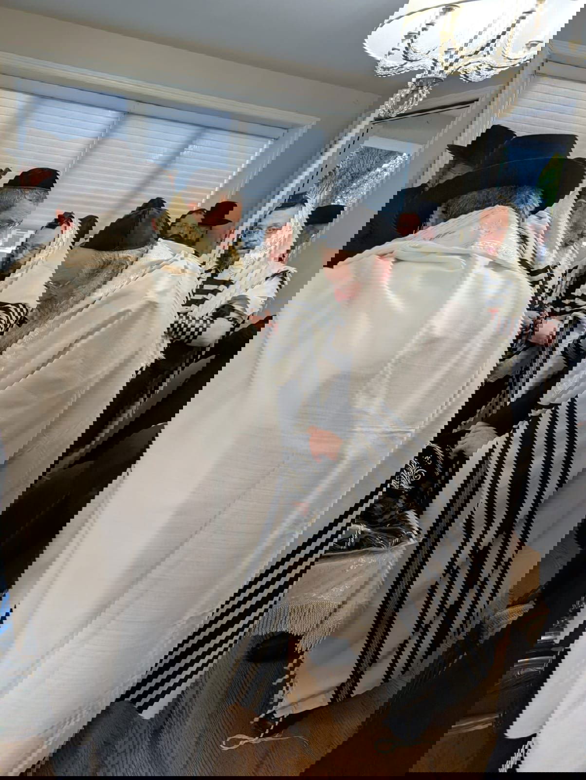 הרה"צ רבי נחמיה אלתר בתפילת שחרית בבית האבלים