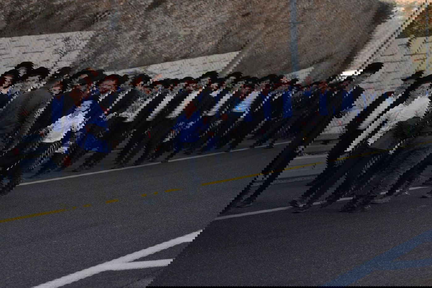 השוטרים תיעדו: חרדים יורדים מהאוטובוס ועולים ברגל לירושלים | מפת החסימות 