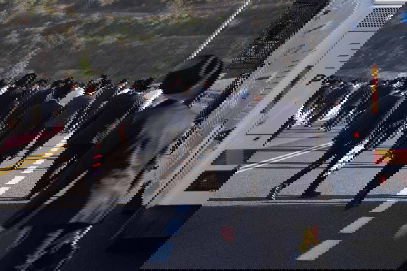 השוטרים תיעדו: חרדים יורדים מהאוטובוס ועולים ברגל לירושלים | מפת החסימות 