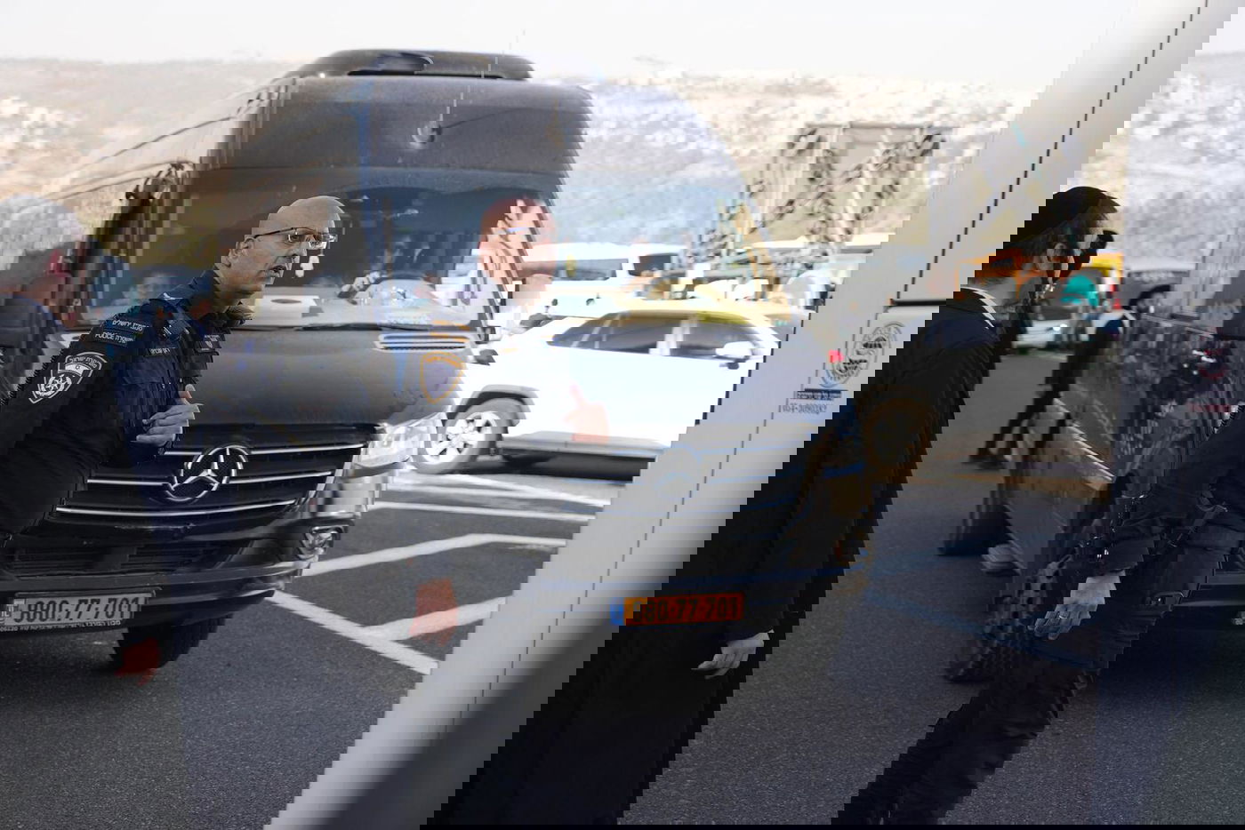 השוטרים תיעדו: חרדים יורדים מהאוטובוס ועולים ברגל לירושלים | מפת החסימות 