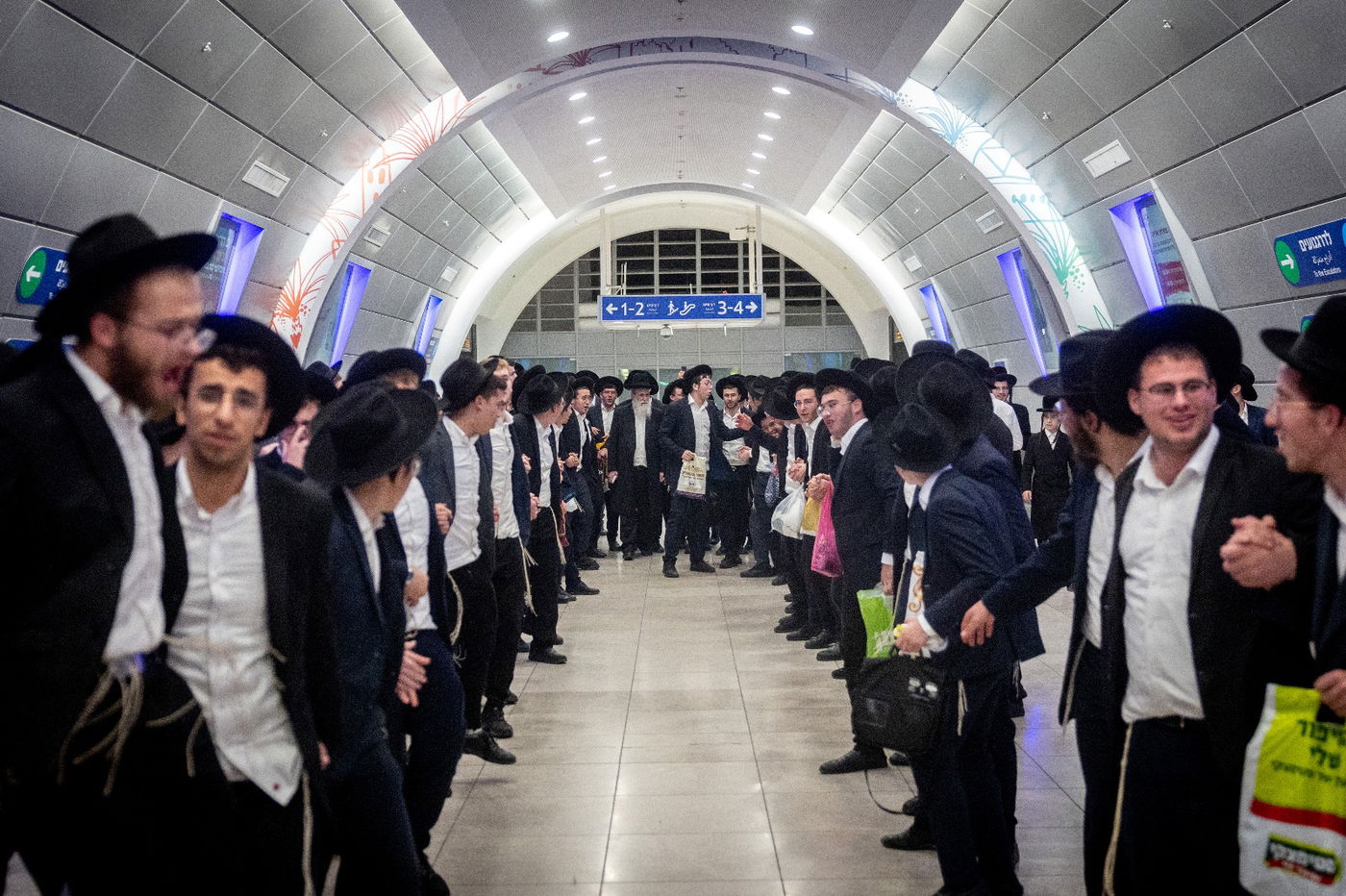 אלפים במדרגות הנעות: כך נראתה תחנת הרכבת בירושלים משעות הבוקר