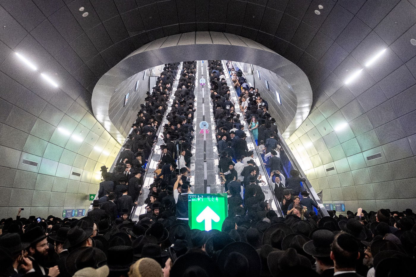 אלפים במדרגות הנעות: כך נראתה תחנת הרכבת בירושלים משעות הבוקר