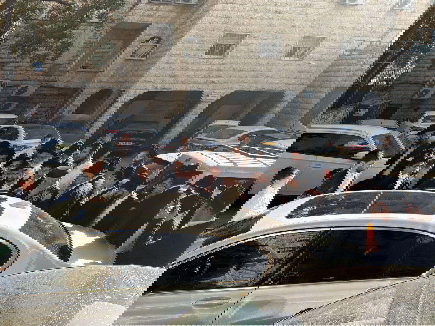 הראשון לציון הגר״י יוסף ביציאה למקום התכנסות עצרת הרבבות