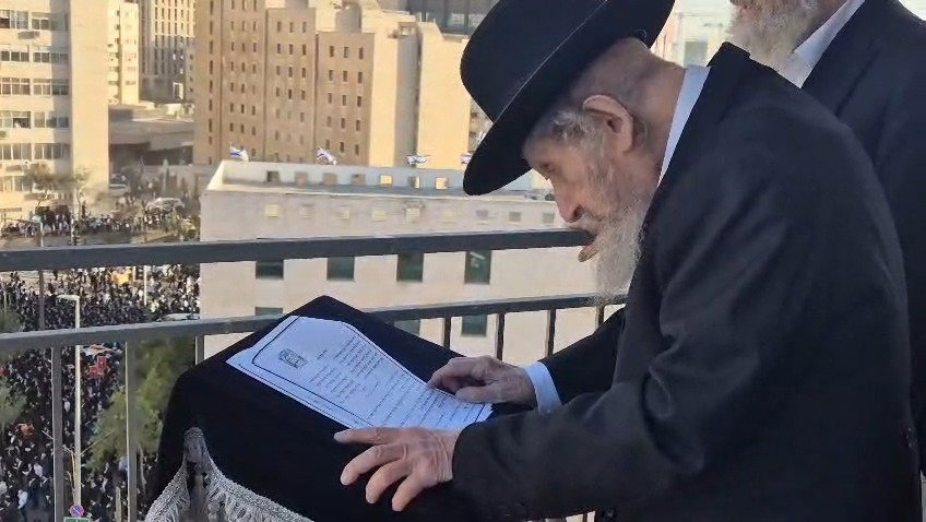 ראש הישיבה הגר"ד לנדו באמירת י"ג מידות