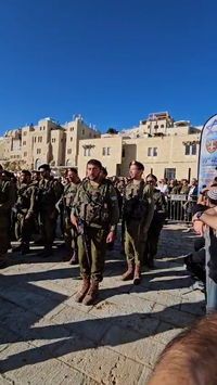 לצד ההפגנה: חיילי חשמונאים קיבלו כומתה בכותל - ופרצו בשירת "ממקומך"