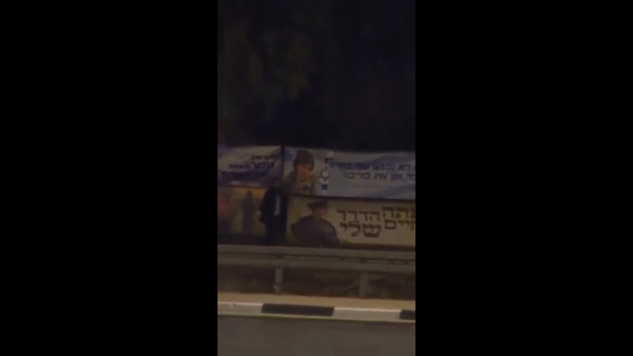 החשוד בעל חזות חרדית משחית את שלטי הנופלים