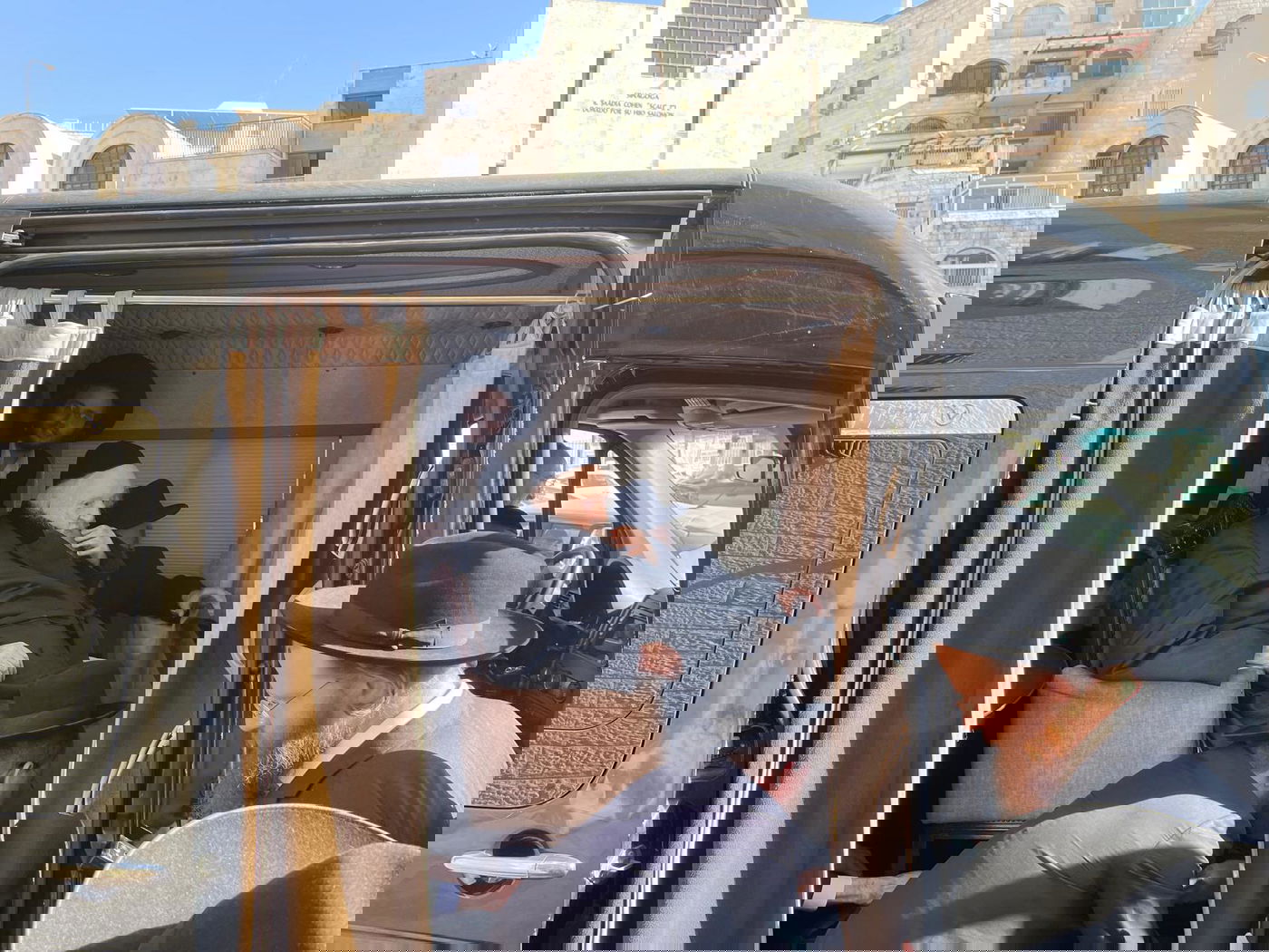 הגאון רבי משה שטרנבוך בהגעתו לעצרת הענק