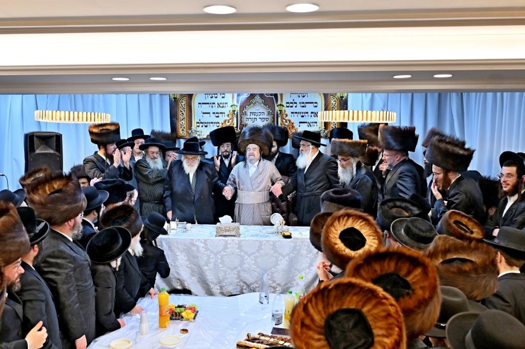 מעמד הכנסת ס''ת לזכותו של הגה''צ רבי רבי יעקב מאיר שכטר