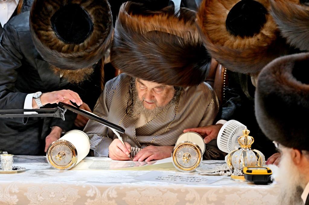 מעמד הכנסת ס''ת לזכותו של הגה''צ רבי רבי יעקב מאיר שכטר