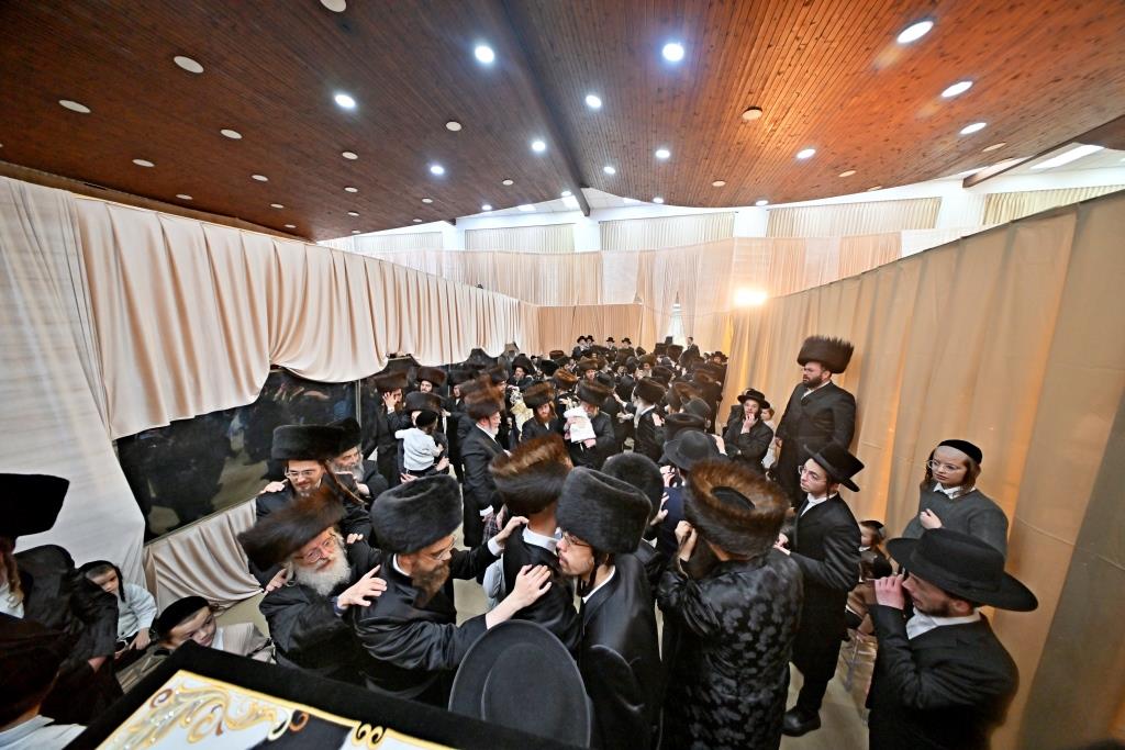 מעמד הכנסת ס''ת לזכותו של הגה''צ רבי רבי יעקב מאיר שכטר