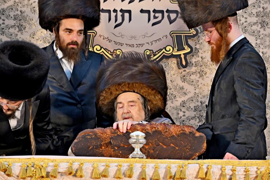 מעמד הכנסת ס''ת לזכותו של הגה''צ רבי רבי יעקב מאיר שכטר