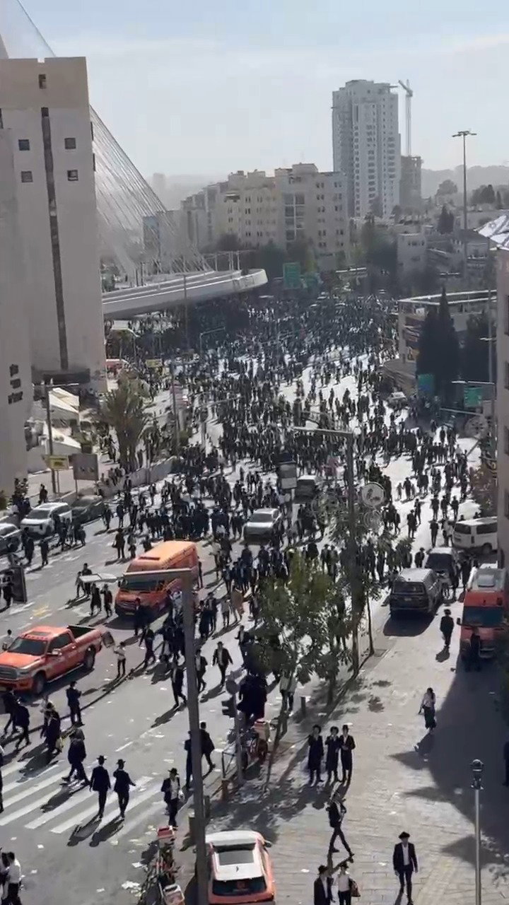 ההמונים מתכנסים דקות לפני העצרת