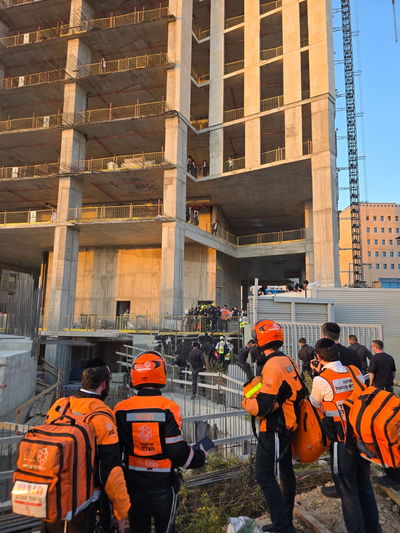 אסון כבד: נער בן 15 נהרג אחרי שנפל משלד בניין רב קומות בלב העצרת