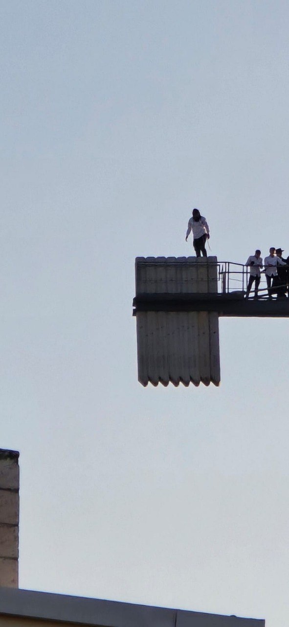 תיעודים בלתי נתפסים מירושלים: צעירים מטפסים על מנופים ואתרי בנייה תוך סיכון חיים