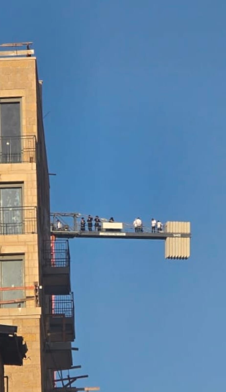 הנערים על המנוף