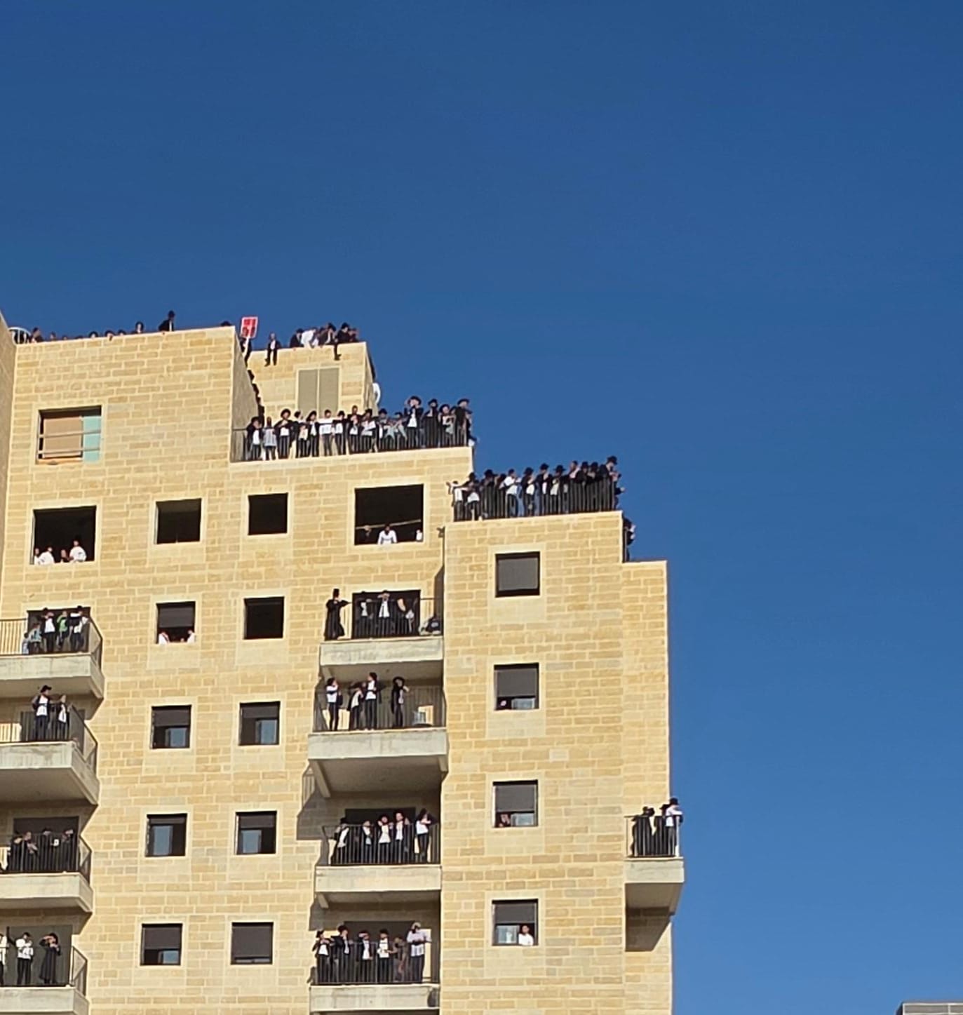 תיעודים בלתי נתפסים מירושלים: צעירים מטפסים על מנופים ואתרי בנייה תוך סיכון חיים