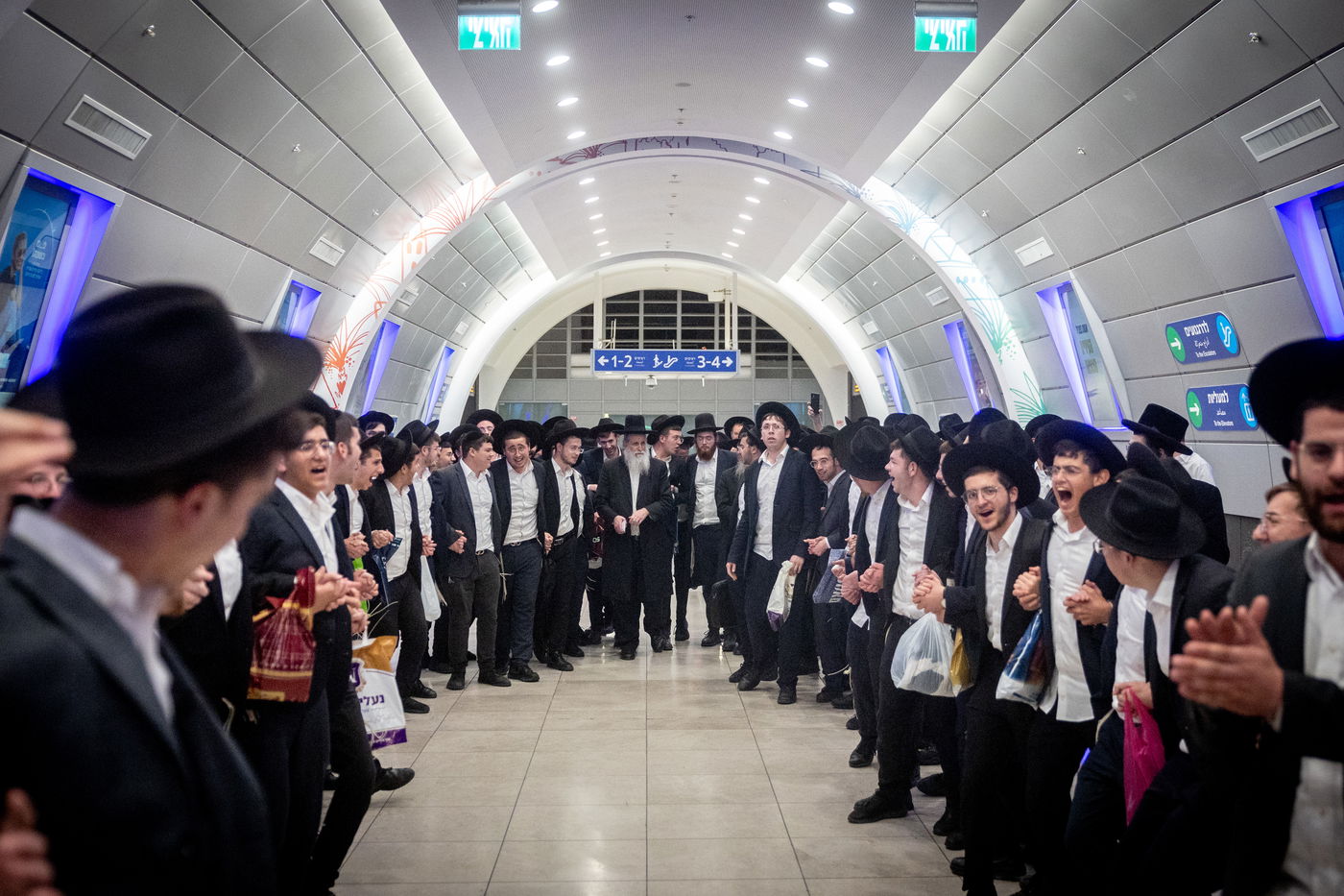 המוני בני הישיבות, לפני זמן קצר בתחנת הרכבת בירושלים