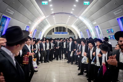 המוני בני הישיבות, לפני זמן קצר בתחנת הרכבת בירושלים