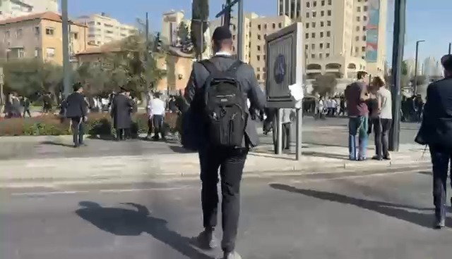 המונים נוהרים לעצרת