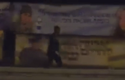 החשוד בעל חזות חרדית משחית את שלטי הנופלים