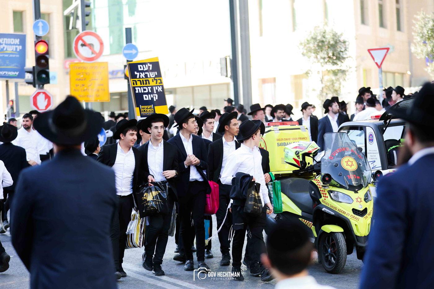 השלטים, המרפסות, רכבי החירום: תיעוד ראשון מהרבבות בדרך לעצרת