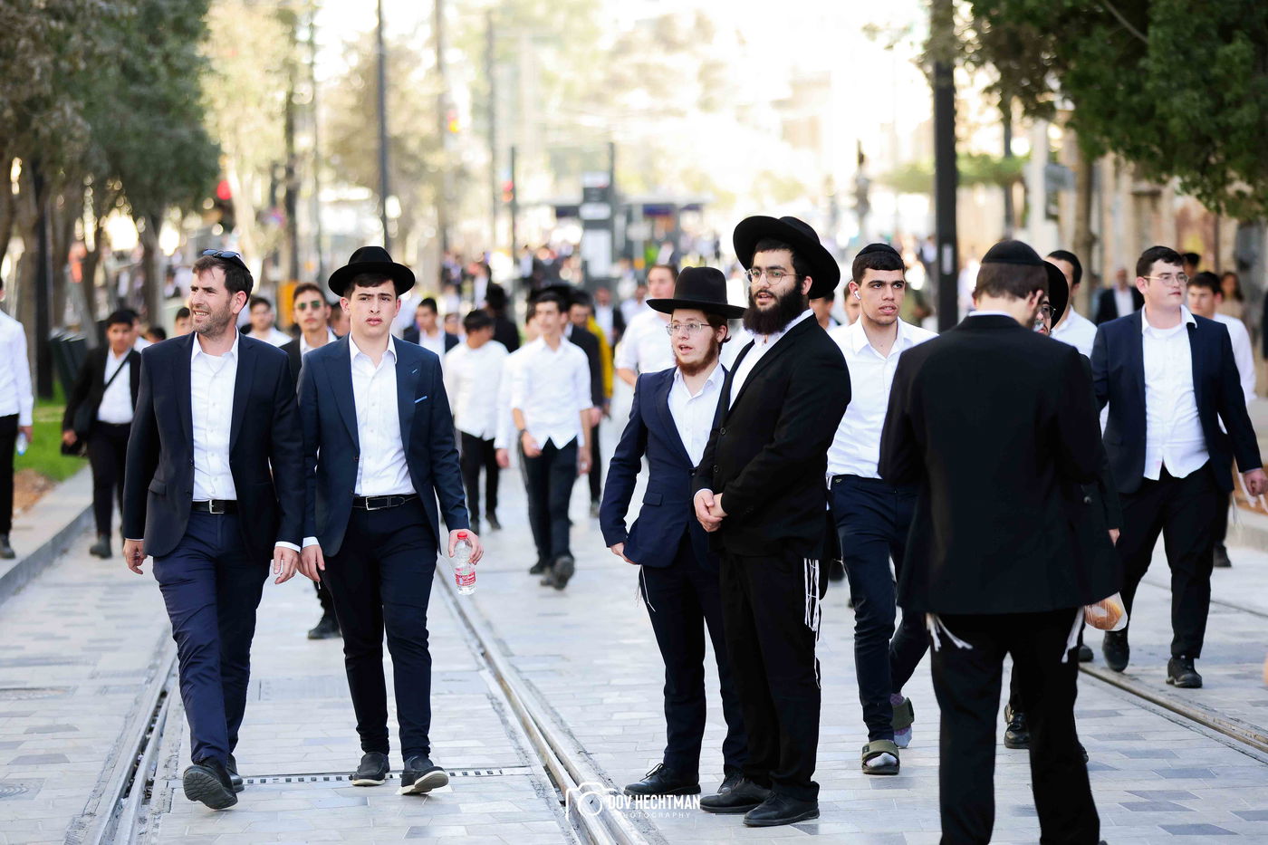 השלטים, המרפסות, רכבי החירום: תיעוד ראשון מהרבבות בדרך לעצרת