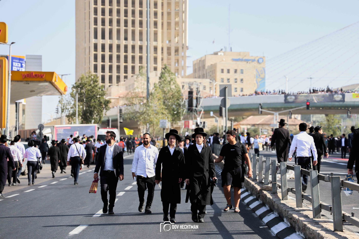 השלטים, המרפסות, רכבי החירום: תיעוד ראשון מהרבבות בדרך לעצרת