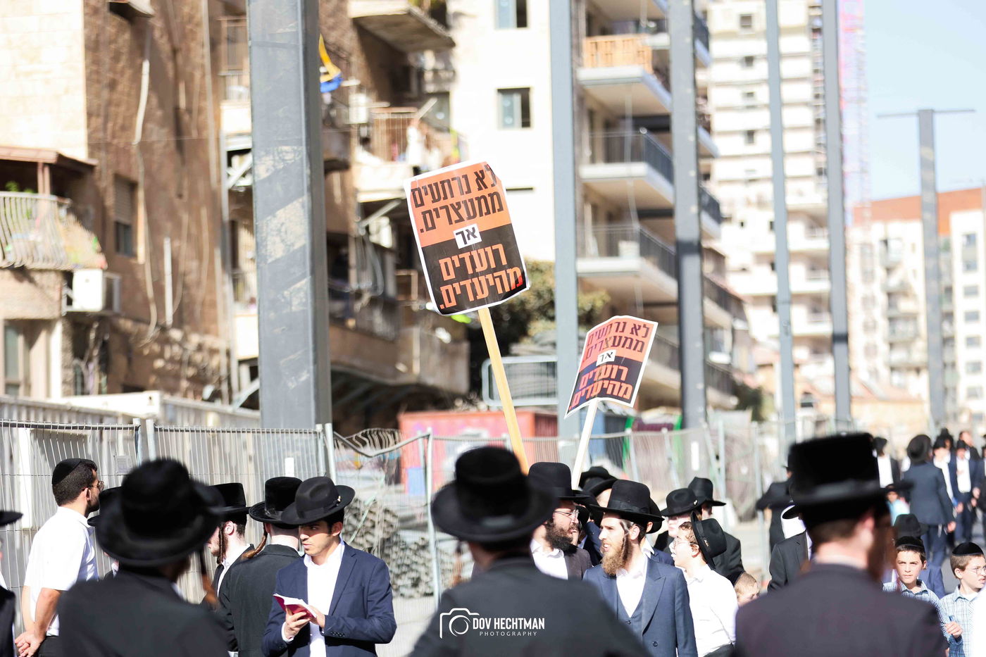 השלטים, המרפסות, רכבי החירום: תיעוד ראשון מהרבבות בדרך לעצרת