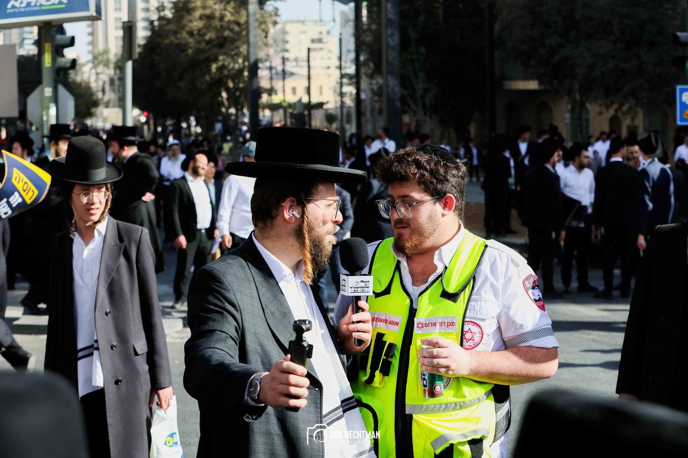 השלטים, המרפסות, רכבי החירום: תיעוד ראשון מהרבבות בדרך לעצרת