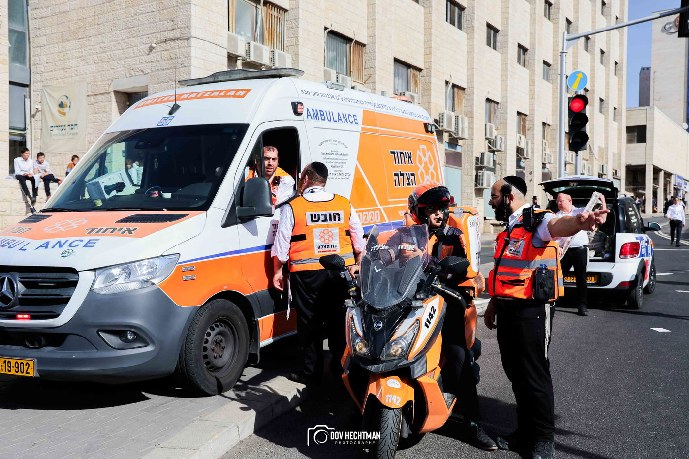 השלטים, המרפסות, רכבי החירום: תיעוד ראשון מהרבבות בדרך לעצרת