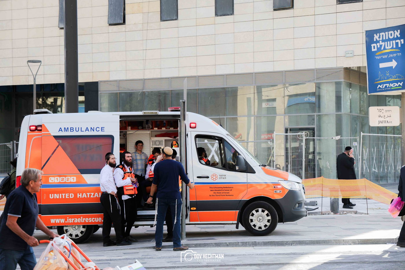 השלטים, המרפסות, רכבי החירום: תיעוד ראשון מהרבבות בדרך לעצרת