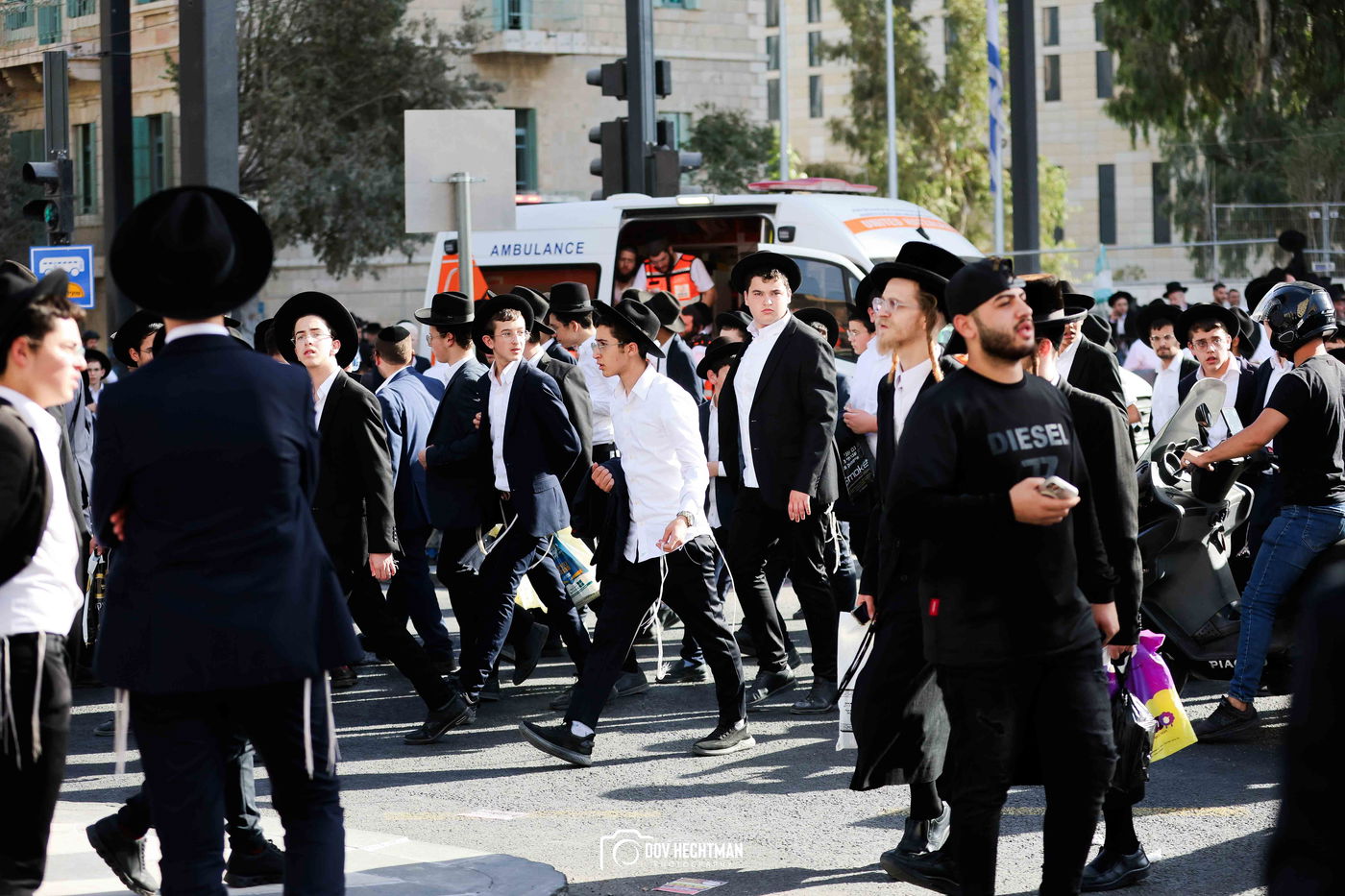 השלטים, המרפסות, רכבי החירום: תיעוד ראשון מהרבבות בדרך לעצרת