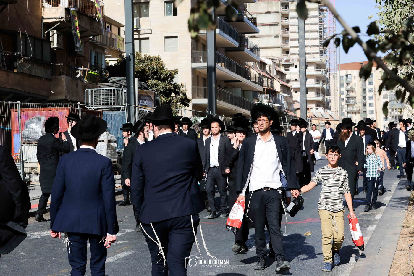 השלטים, המרפסות, רכבי החירום: תיעוד ראשון מהרבבות בדרך לעצרת