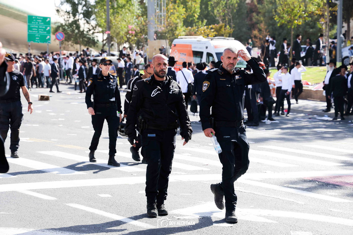 השלטים, המרפסות, רכבי החירום: תיעוד ראשון מהרבבות בדרך לעצרת