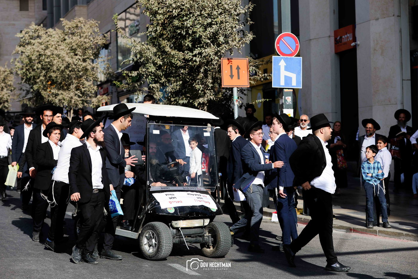 השלטים, המרפסות, רכבי החירום: תיעוד ראשון מהרבבות בדרך לעצרת