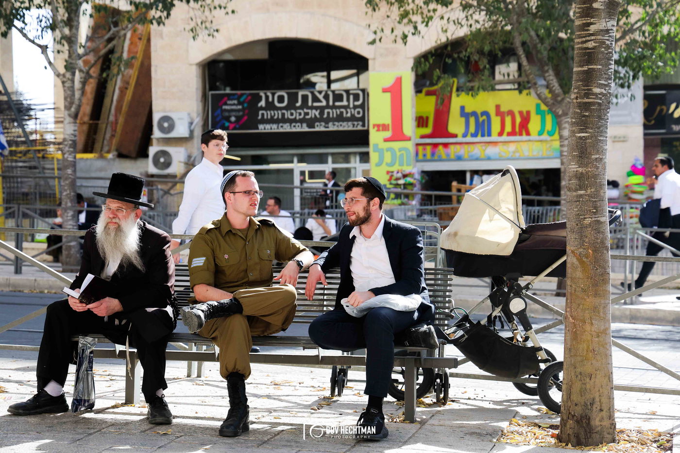 השלטים, המרפסות, רכבי החירום: תיעוד ראשון מהרבבות בדרך לעצרת