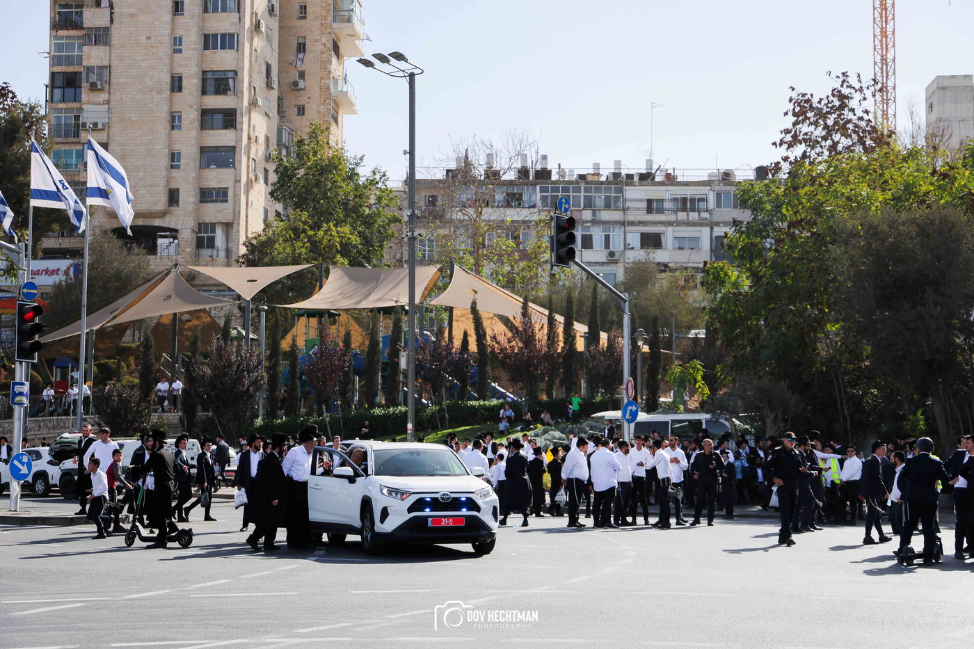 השלטים, המרפסות, רכבי החירום: תיעוד ראשון מהרבבות בדרך לעצרת