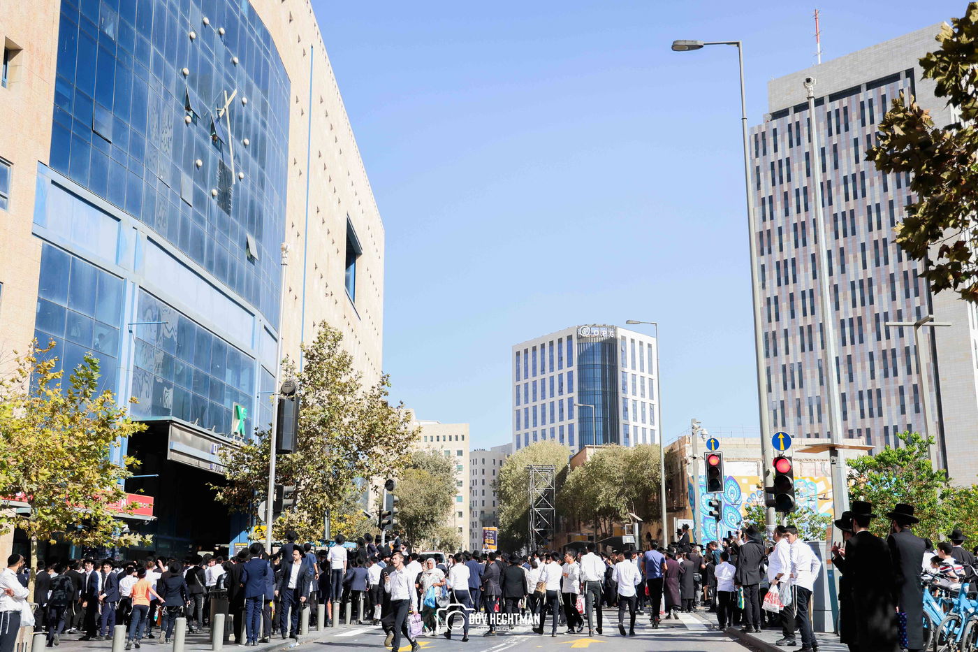 השלטים, המרפסות, רכבי החירום: תיעוד ראשון מהרבבות בדרך לעצרת