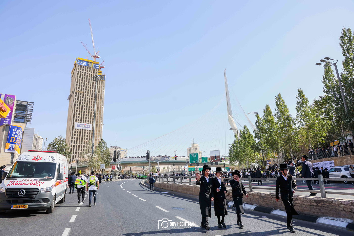השלטים, המרפסות, רכבי החירום: תיעוד ראשון מהרבבות בדרך לעצרת