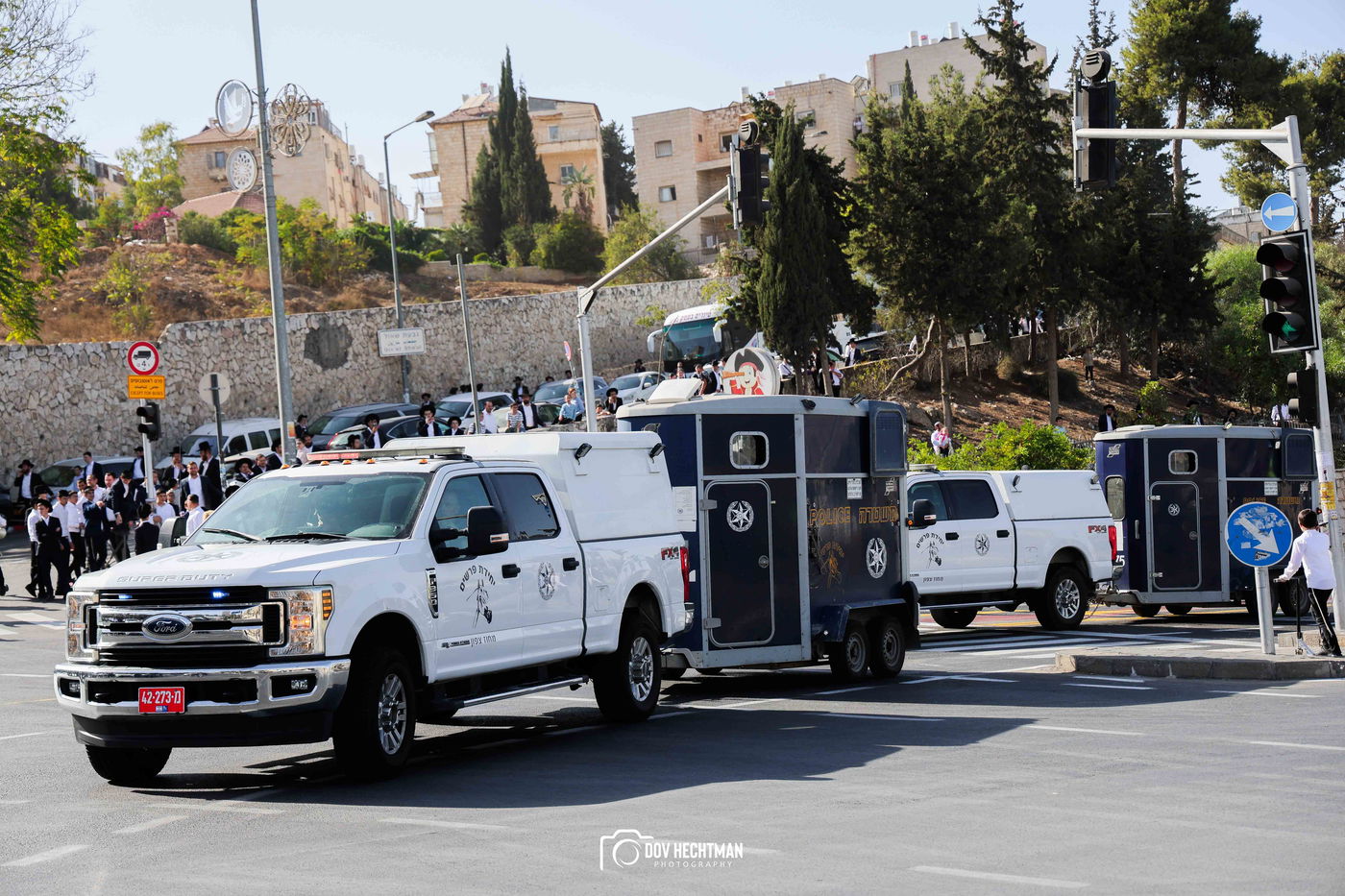 השלטים, המרפסות, רכבי החירום: תיעוד ראשון מהרבבות בדרך לעצרת