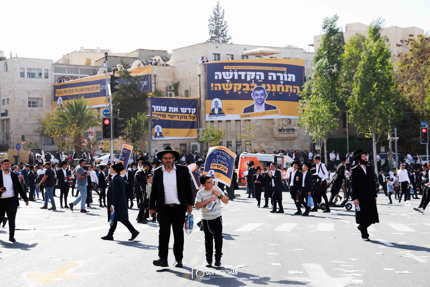השלטים, המרפסות, רכבי החירום: תיעוד ראשון מהרבבות בדרך לעצרת