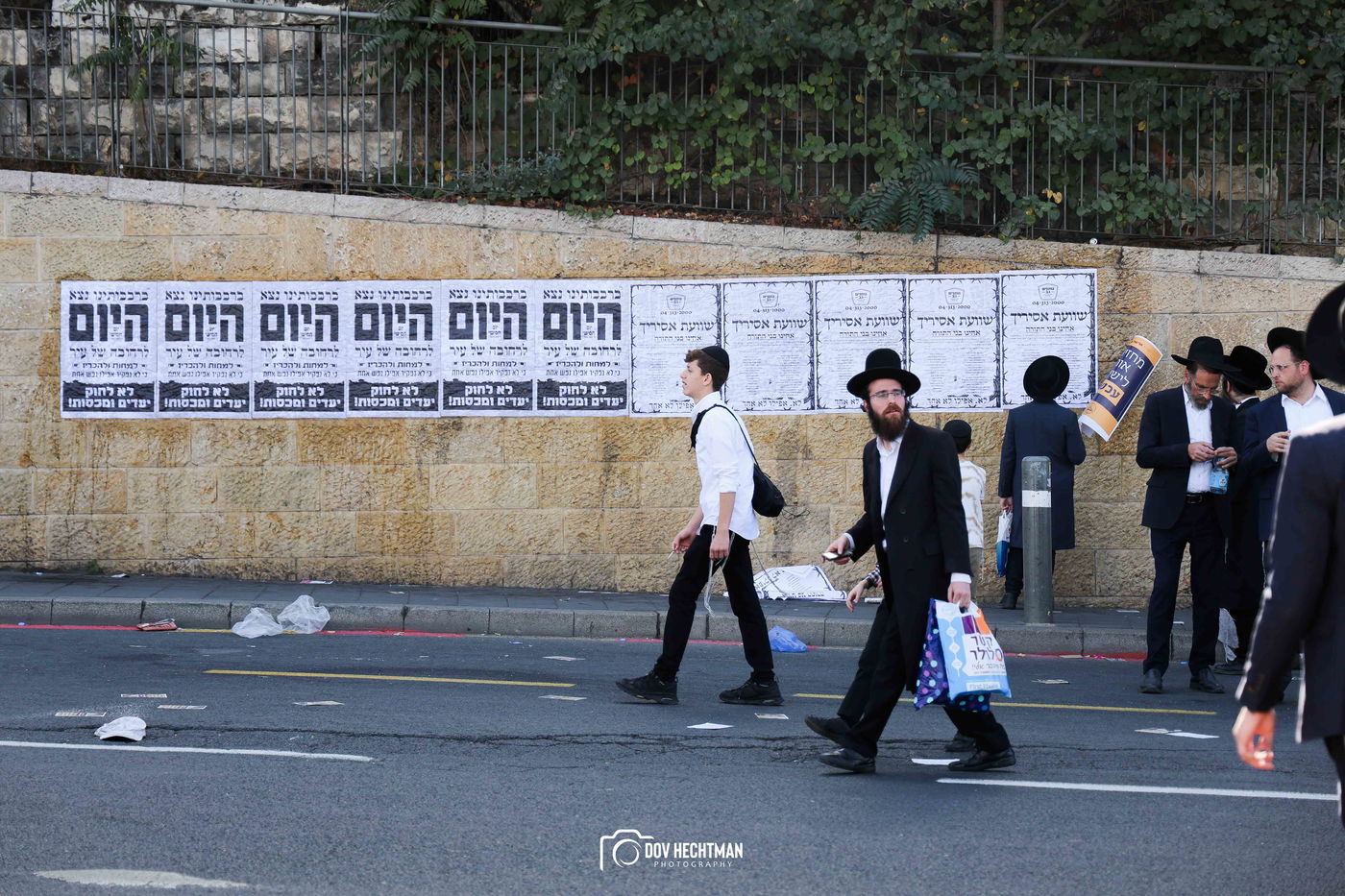 השלטים, המרפסות, רכבי החירום: תיעוד ראשון מהרבבות בדרך לעצרת