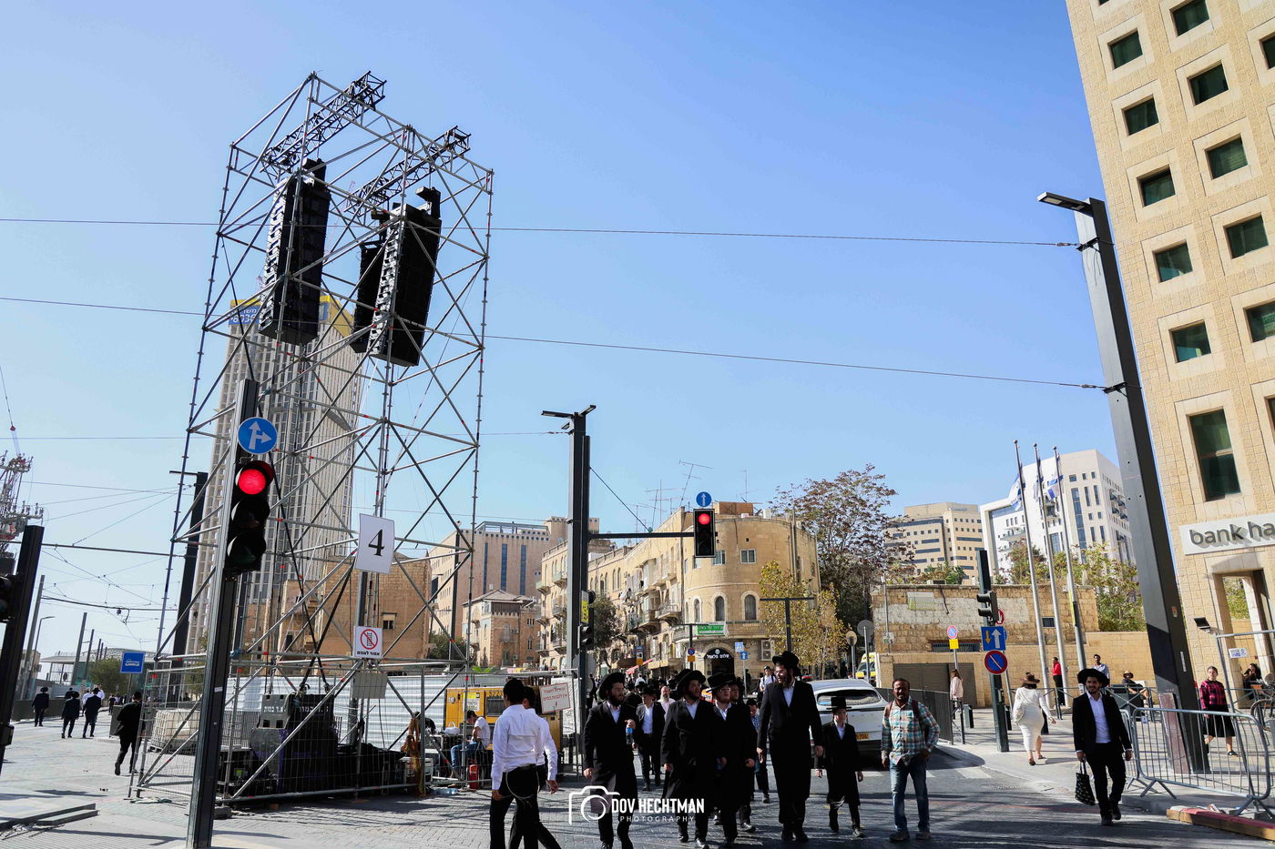 השלטים, המרפסות, רכבי החירום: תיעוד ראשון מהרבבות בדרך לעצרת