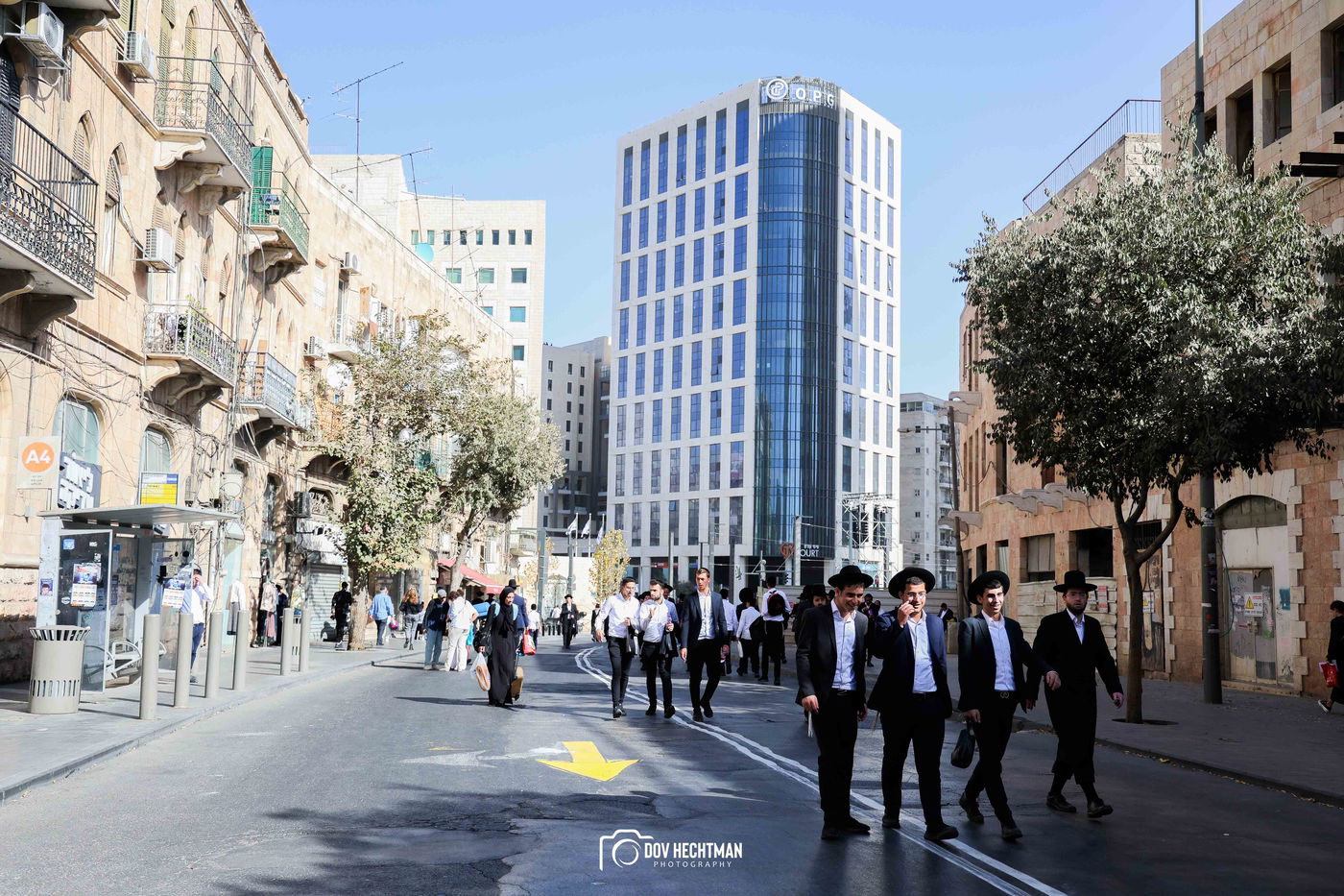 השלטים, המרפסות, רכבי החירום: תיעוד ראשון מהרבבות בדרך לעצרת